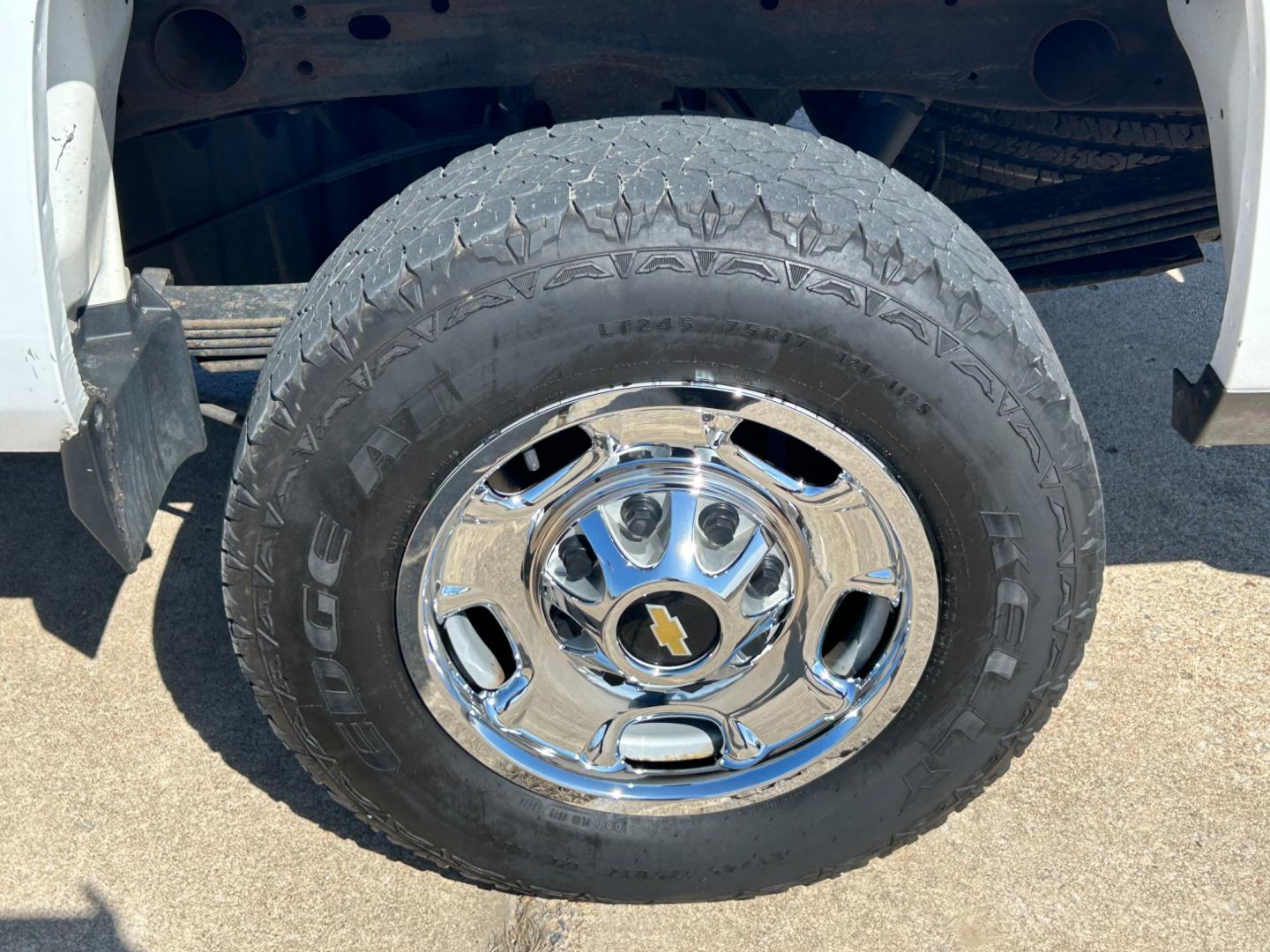 2015 White /Gray Chevrolet Silverado 2500HD Work Truck Double Cab 4WD (1GC2KUEB4FZ) with an 6.0L V8 OHV 16V CNG engine, 6A transmission, located at 17760 Hwy 62, Morris, OK, 74445, (918) 733-4887, 35.609104, -95.877060 - Photo#28